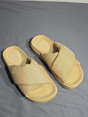 Jordan Slide Thru Cozy Sandals in Tan
